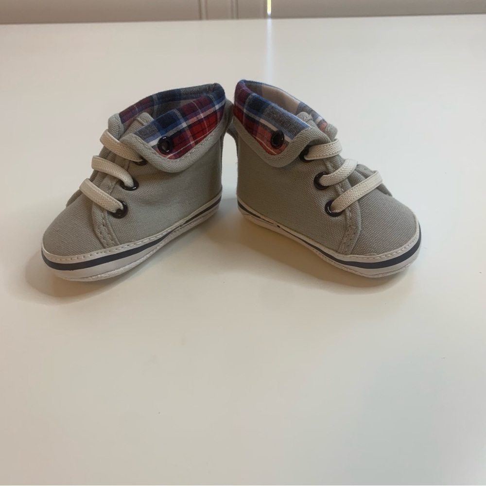 Stylish Gray Baby Walker Shoes with Plaid Detail - Picture 4 of 5